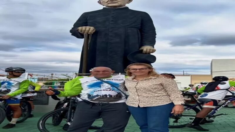 Cedro: Prefeita Riva Bezerra recebe romeiros de Cabrobó na Praça Padre Cícero